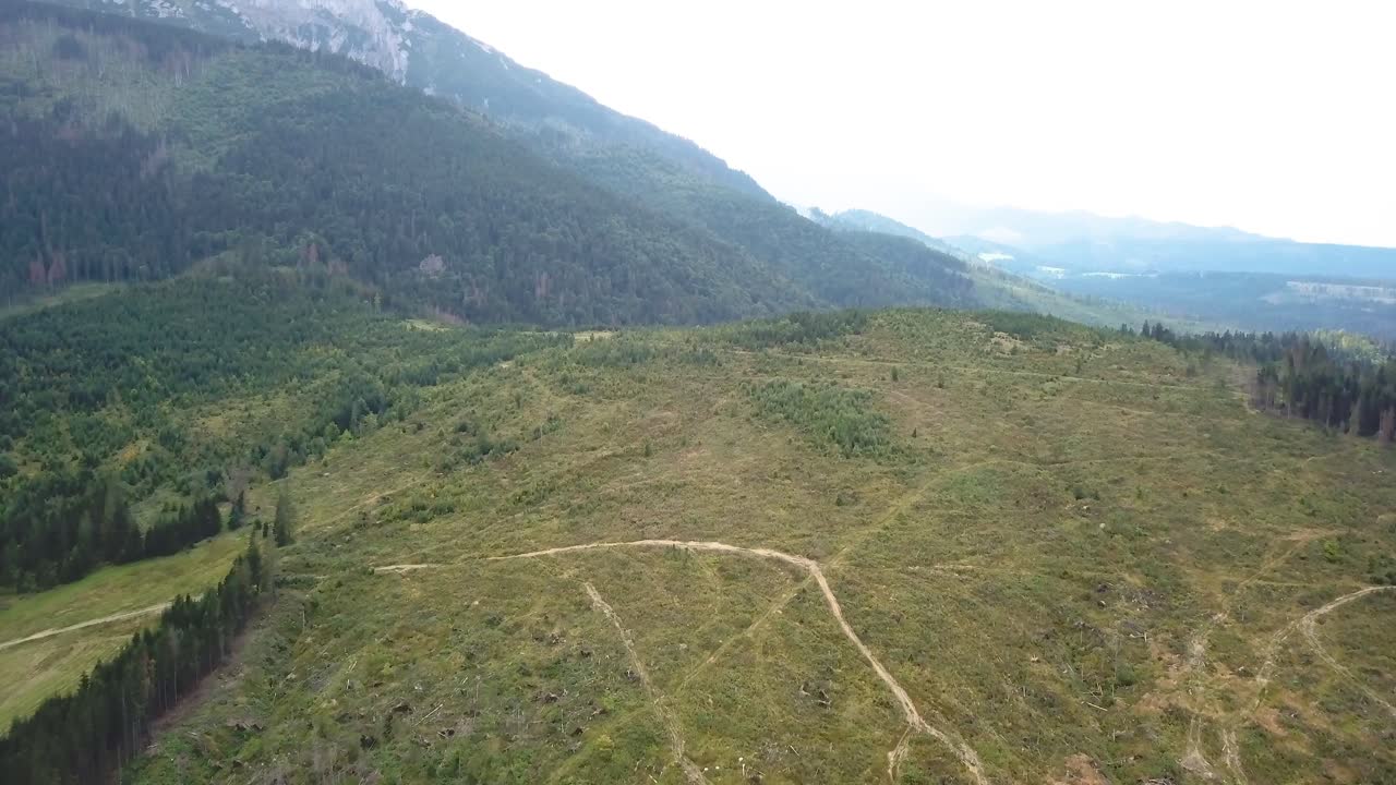 drone delantero disparó sobre un valle de montaña en tatras, eslovaquia, europa