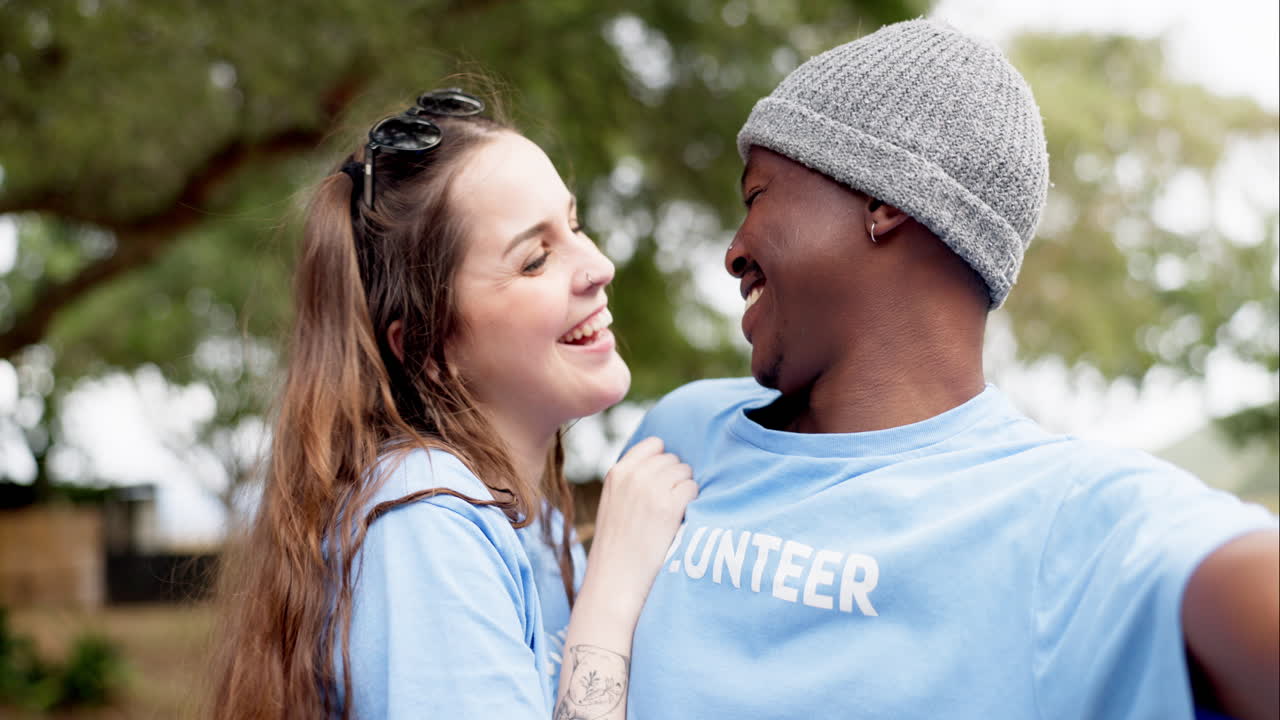 feliz pareja interracial, voluntario