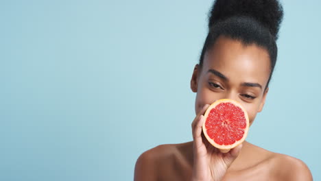 cuidado de la piel, maquillaje y pomelo modelo de mujer negra