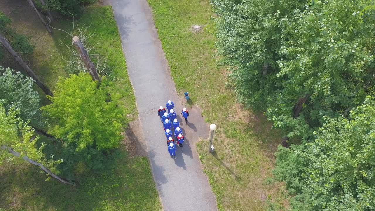 공원 에서 고 있는 사람 들 의 집단