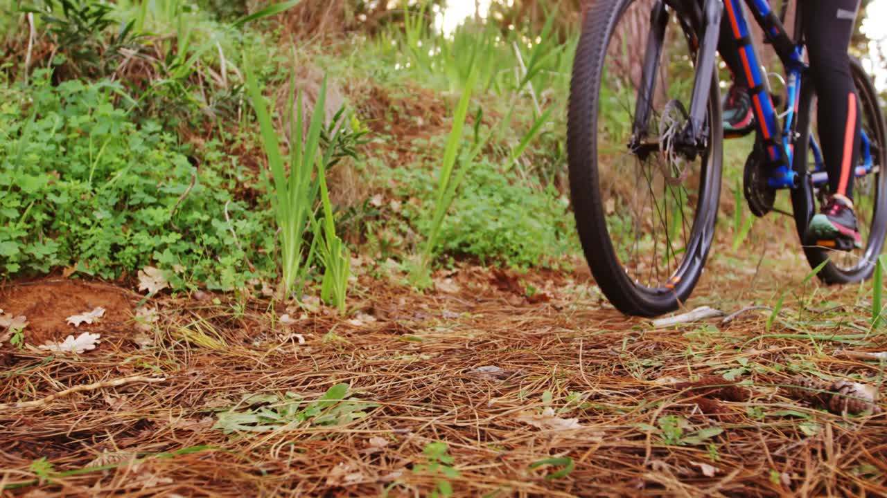 Primo piano di un mountain biker che pedala nel bosco