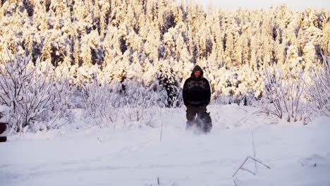 el perro malamute de alaska y su dueño jugando en la nieve en indre fosen, noruega.