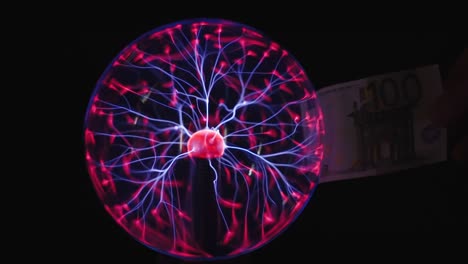 la bola de plasma con la energía moviéndose en el interior en estonia