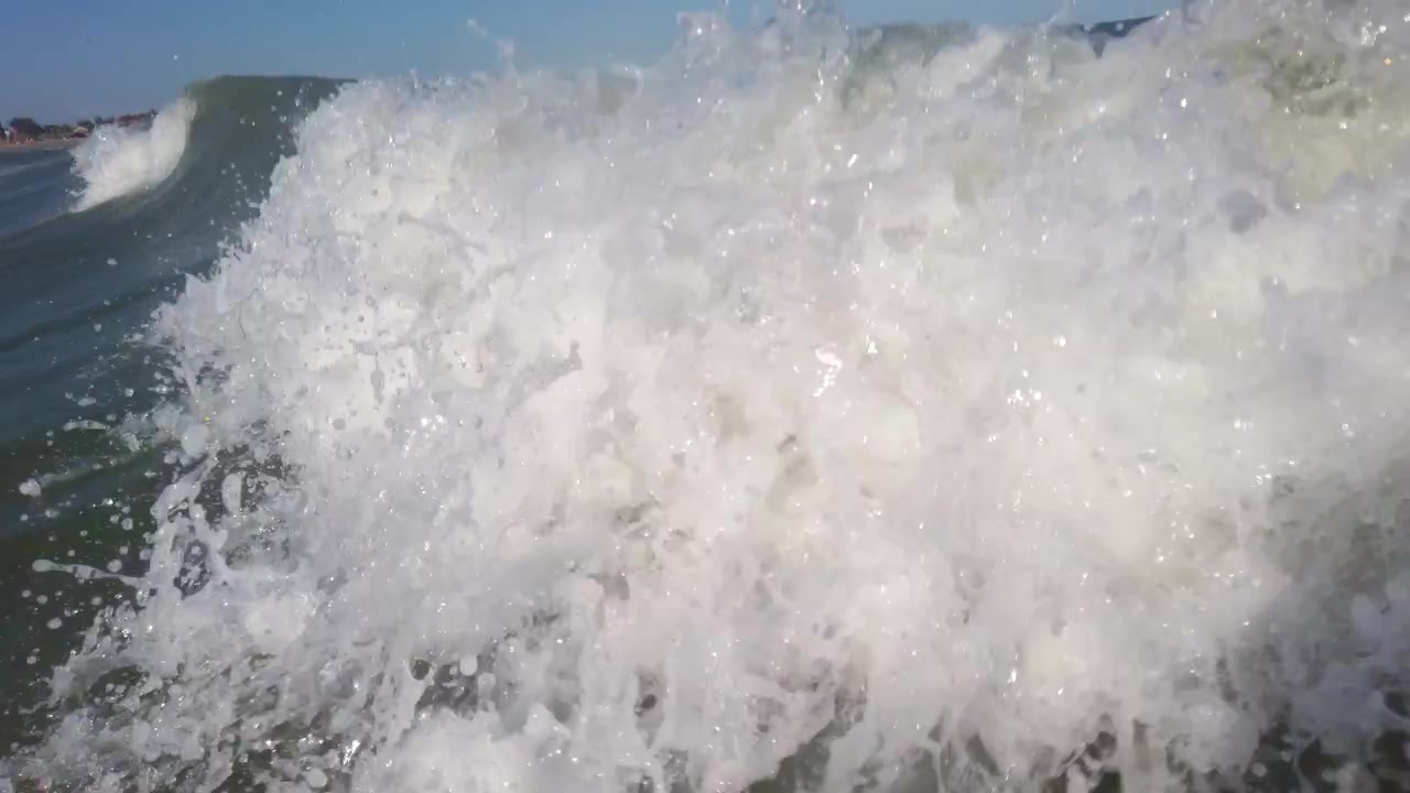 Ola del mar bajo los rayos del sol. Tomada en verano.
