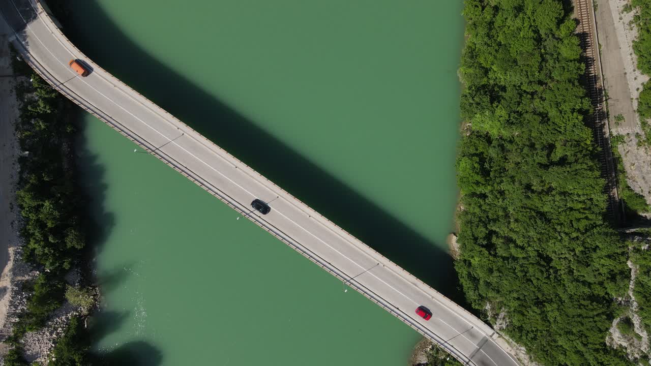 puente sobre el río neretva en la ciudad de bosnia desde arriba, vehículos cruzando el puente
