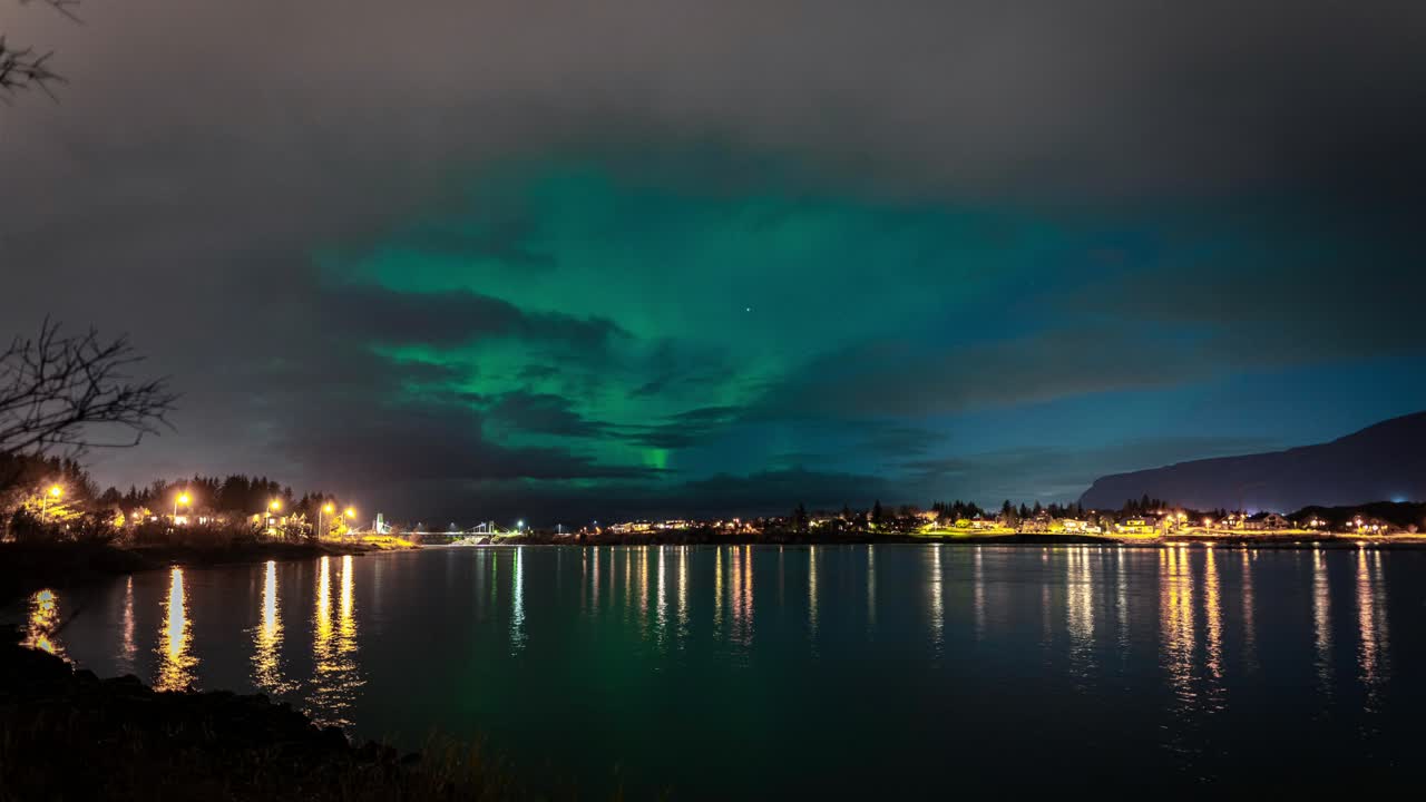 colorida aurora boreal bailando en el cielo nocturno en islandia - lapso de tiempo