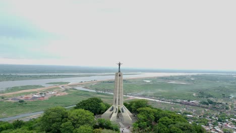 drone volando cerca del monumento de la paz de la victoria en la cima de la colina, paraguay