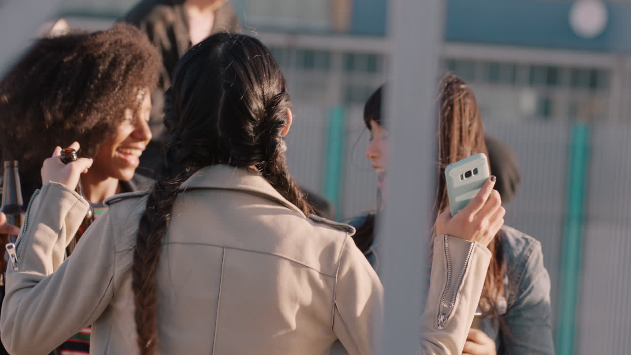 옥상 파티 축하 친구들이 춤추고 여름 휴가를 즐기고 술을 마시고 해가 지는 도시에서  ⁇ 은 주말을 축하합니다.