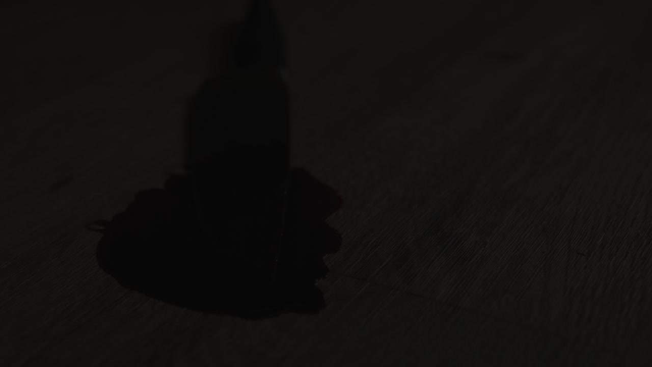 경찰의 불빛이 박이는 동안 피의 웅이에 치명적인 주방 칼의 긴장 dolly 범죄 현장을 조명