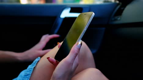 mujer de cabello rosa usando teléfono móvil en el coche 4k