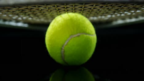pelota de tenis y raqueta en el estudio 4k