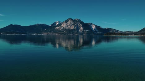 cinemagraph escénico circuito de video sin problemas de una hermosa tarde romántica en el lago de montaña natural walchensee en el sur de alemania, baviera con ondas tranquilas y aguas azules claras en tiempo real en el famoso lugar de vacaciones turísticas.