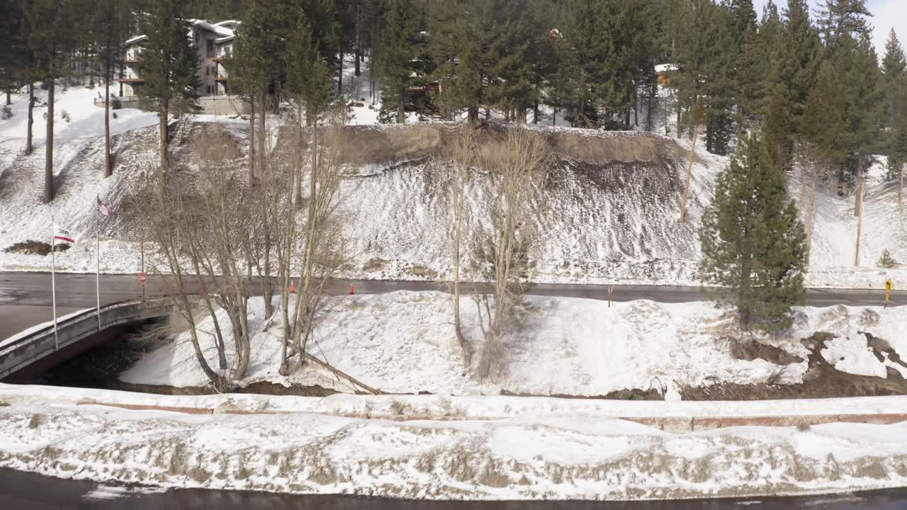 푸른 소나무가 있는 도로와 산을 보여주는 공중 4k 아름다운 드론 궤도 시퀀스