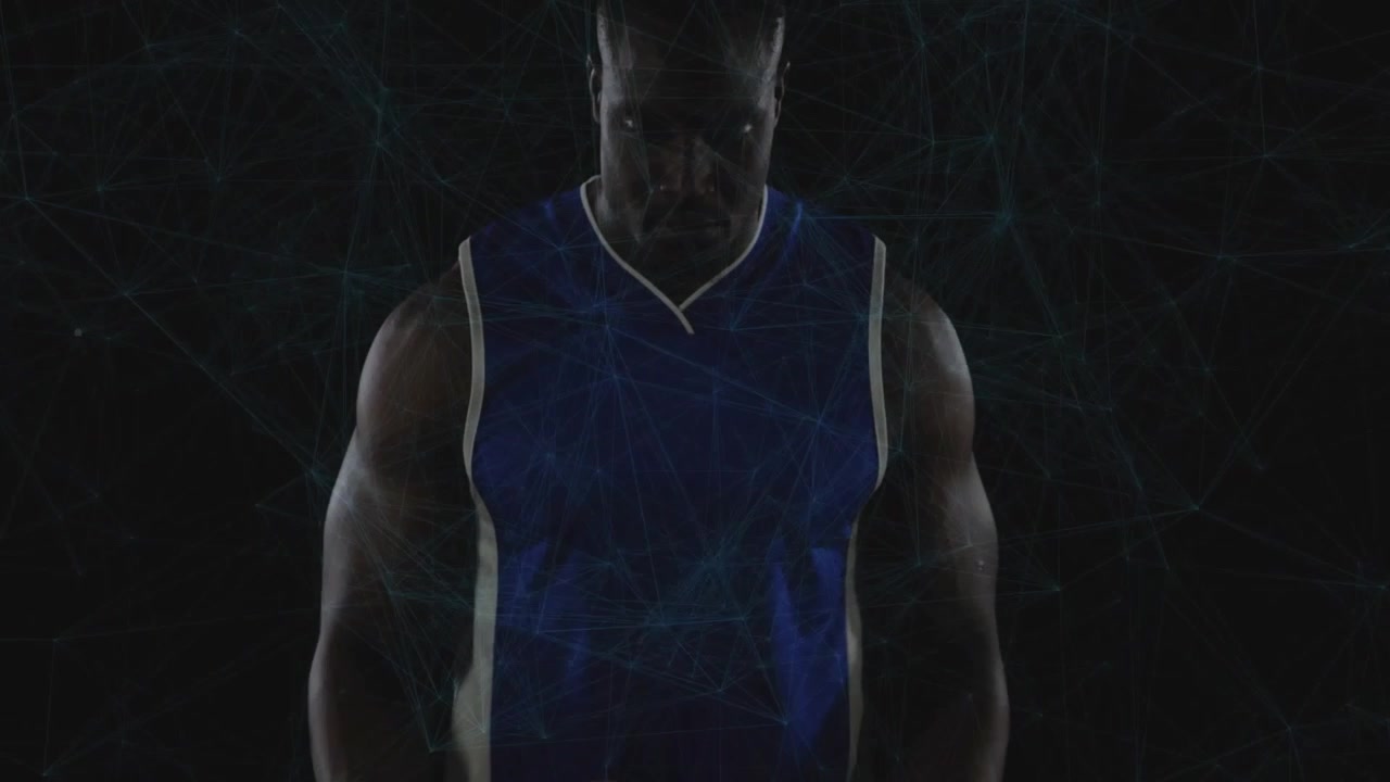 Dopo aver lasciato il pallone da basket, un uomo palleggia la palla sotto linee di rete luminose per una demo di tecnologia sportiva.