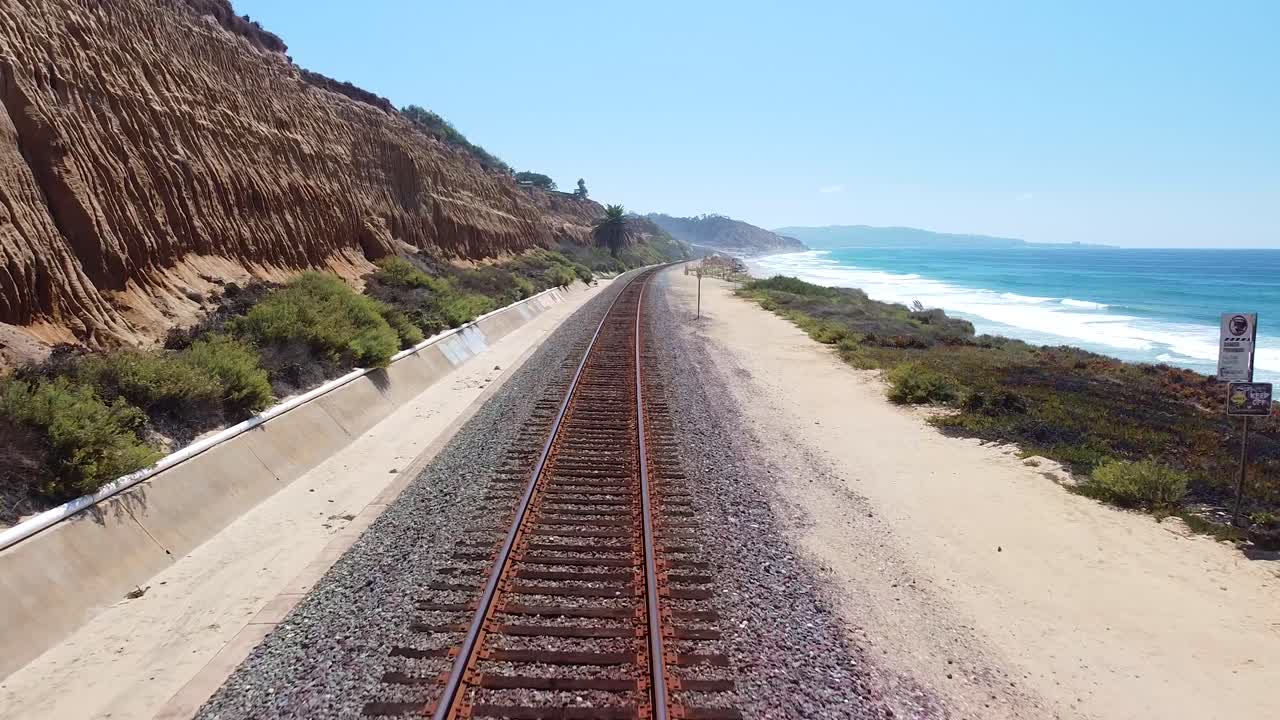 antena sobre una vía de tren amtrak delmar