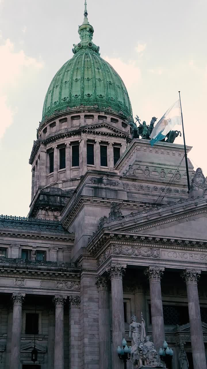 Vertical del Palacio del Congreso Nacional Argentino con Cúpula Verde en Buenos Aires