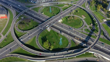 vista aérea de una intersección de autopistas en moscú.