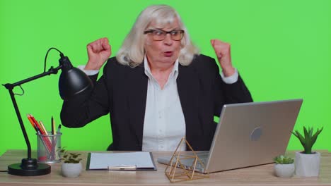 mujer de negocios de oficina senior mostrando bíceps, pareciendo confiada, sintiendo poder fuerza para el éxito ganar
