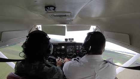 dos pilotos volando en un avión cessna