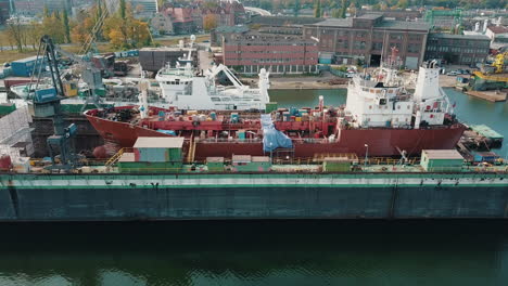 drone volando cerca del buque de carga en los muelles del astillero