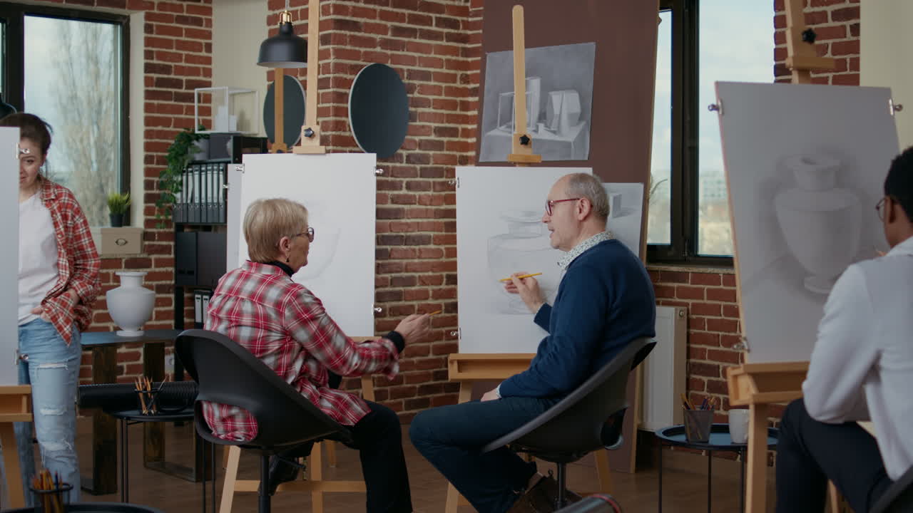 Eldre mennesker som deltar i kunstkurs på et lokalsenter