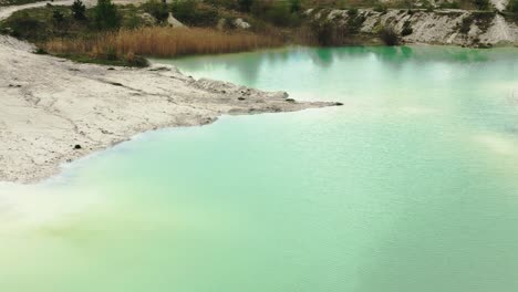 Drohnenaufnahme-Eines-Sees-Mit-Türkisfarbenem-Wasser-In-Einem-Verlassenen-Kaolin-Steinbruch