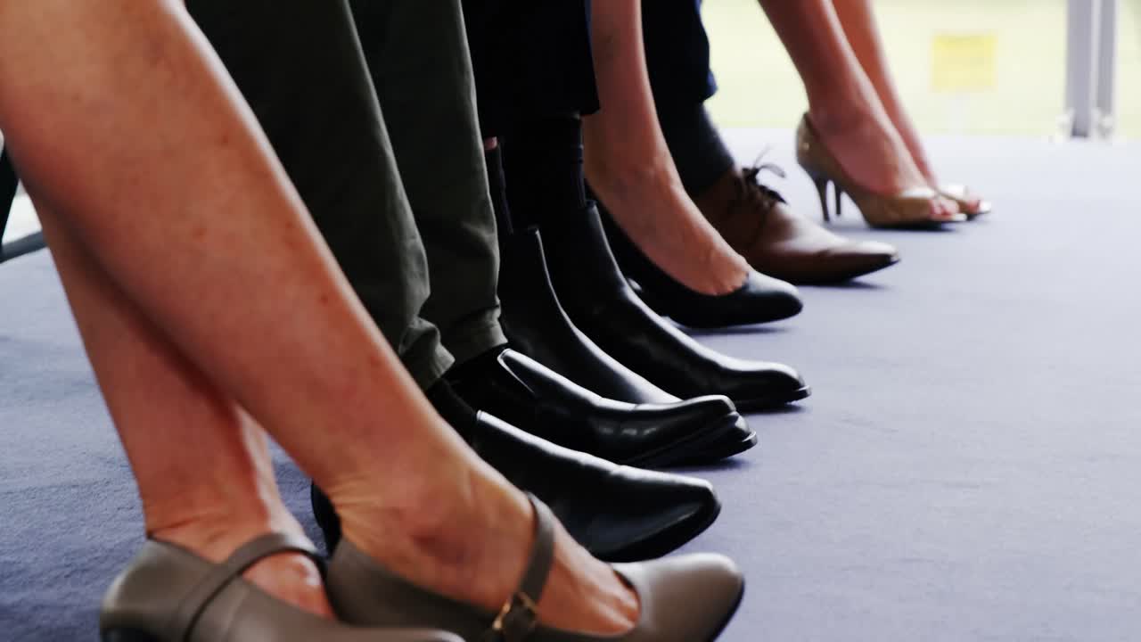 컨퍼런스 센터 로비 에 의자 에 앉아 있는 비즈니스 임원 들