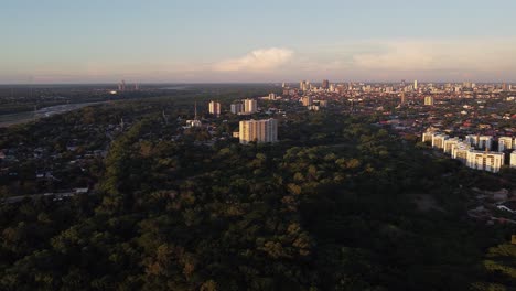 la antena de la hora dorada gira sobre la ciudad de santa cruz de la sierra, bolivia