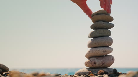 la mano pone la piedra en el video de 4k del concepto de equilibrio y equilibrio de la torre