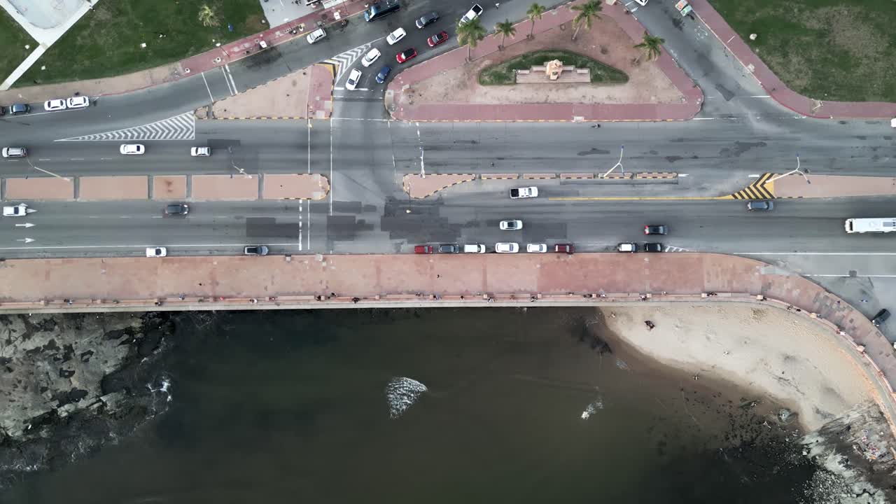 vía aérea de arriba hacia abajo del tráfico avenida calle carretera ruta puente sobre el océano con coches y estacionamiento, controlando la emisión de co2 de smog