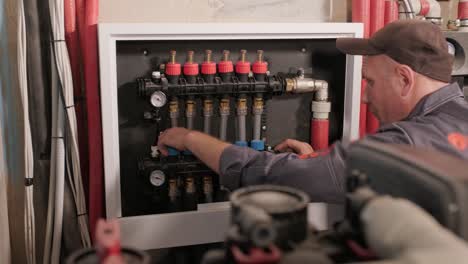 técnico de hvac instala sistemas de calefacción, ventilación y aire acondicionado