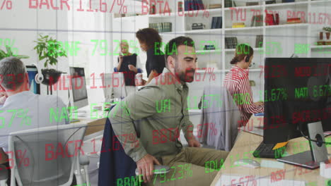 animación del procesamiento de datos sobre diversas personas de negocios en la oficina