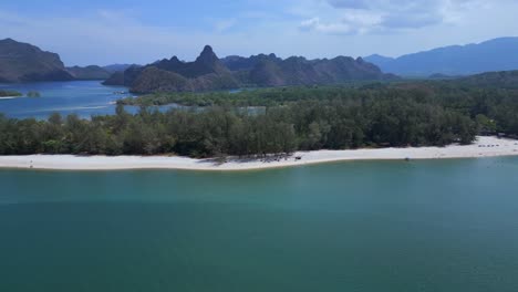 isla en la playa de arena malasia langkawi