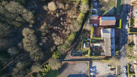 imágenes cinematográficas de drones aéreos de una carretera concurrida tomadas desde arriba