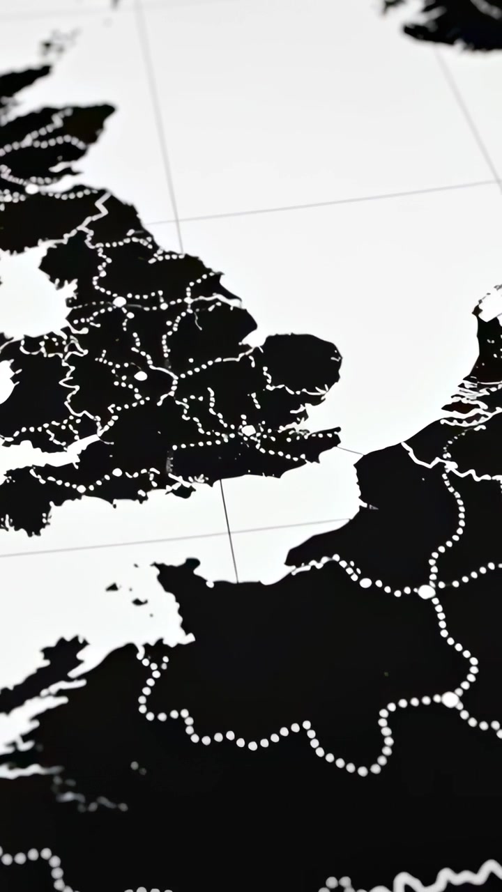 Vertikal video: Panorerende kamera på et spil, der afslører et nærbillede af et monokromt kort over Storbritannien og Frankrig, med stiplede linjer.