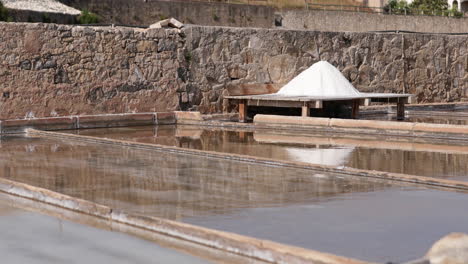 Montón-De-Sal-Secándose-Bajo-El-Sol-En-La-Salina-De-Salinas-De-Rio-Maior-En-Portugal