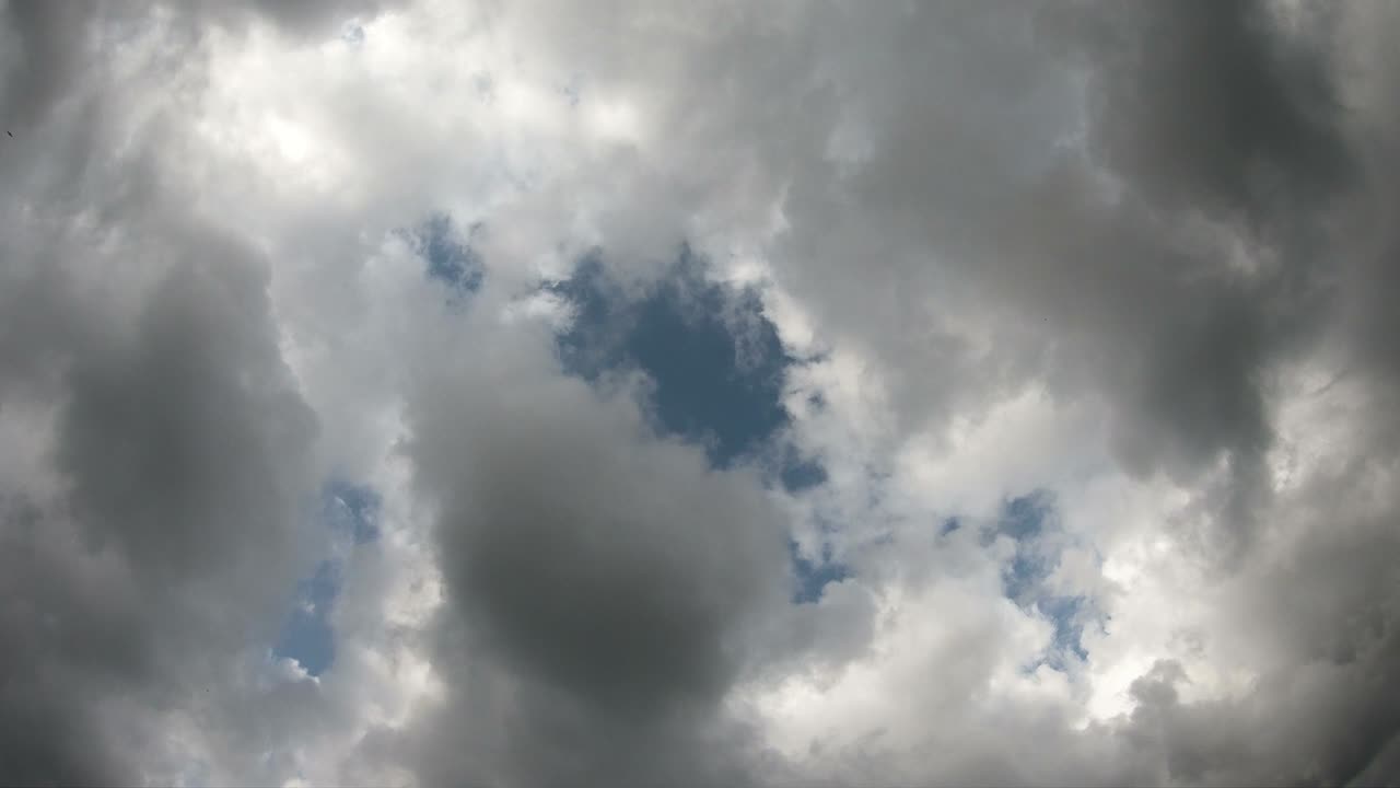 밝은 태양이 빛나고 구름 뒤에 드러나는 구름 풍경의 시간 경과.