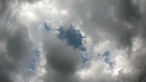 el lapso de tiempo del paisaje nublado con el sol brillante brillando y revelándose detrás de las nubes.