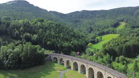 Sitio-De-La-Unesco-Del-Patrimonio-Mundial-Del-Ferrocarril-De-Semmering-En-Austria-Filmado-Desde-Arriba-Con-Un-Dron-En-4k-Rodeado-De-Bosque