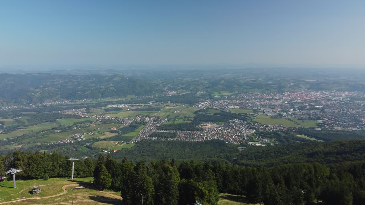 슬로베니아 의 스키 산 과 주변 풍경 에서의 공중 전망