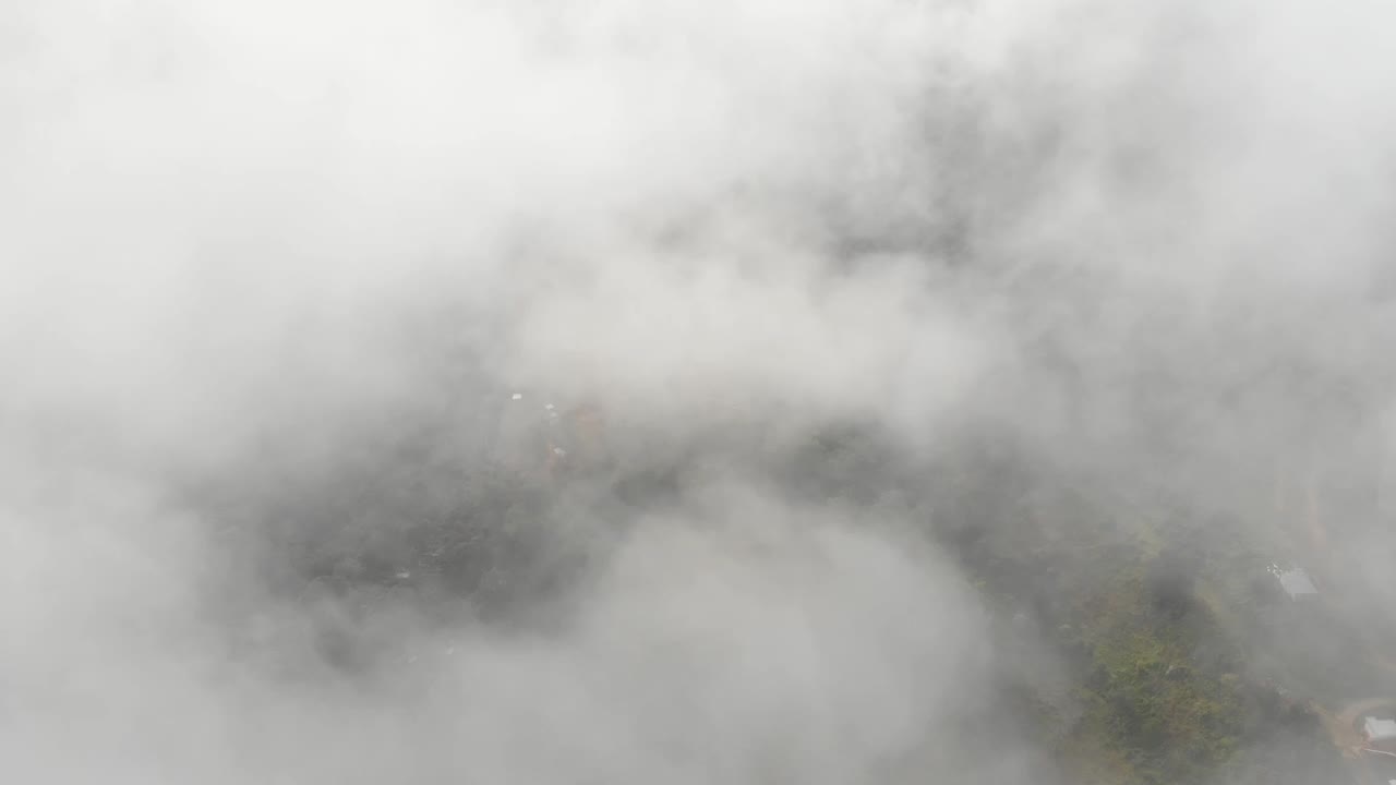 콜롬비아의 흐린 하늘이 있는 드론 보기