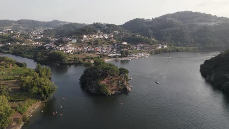 Vista-Circular-Aérea-De-La-Isla-Del-Amor,-Confluencia-De-Dos-Ríos:-Paiva-E-Douro