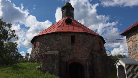 Ein-Nach-Oben-Kippender-Blick-Auf-Die-Wunderschöne-Steinerne-Museumsfestung-Korela,-Russland