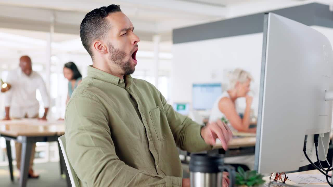 bostezo, empleado cansado y hombre en el escritorio de marketing