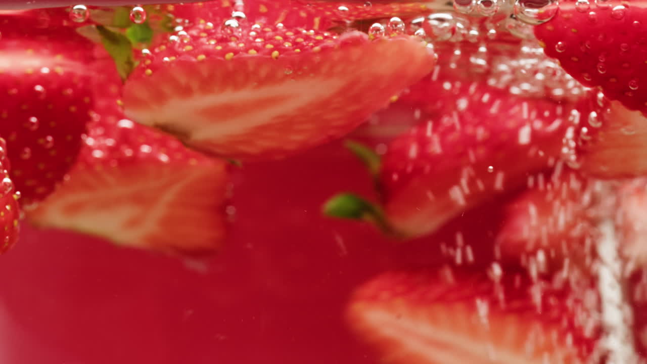 물에 담긴 신선한 딸기