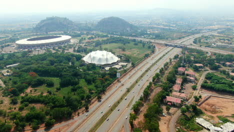 Toma-De-Una-Buena-Carretera-Y-Un-Puente-De-Carretera-En-La-Ciudad-De-Abuja,-Nigeria