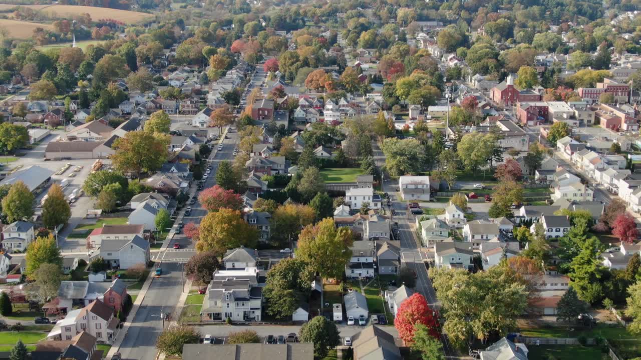 Inquadratura di ambientazione di una piccola città in America.