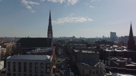 Los-Reenvíos-Vuelan-Por-Encima-De-La-Calle-En-El-Distrito-Residencial.-Iglesia-Católica-Y-Bajo-Desarrollo-En-La-Localidad.-Brooklyn,-Ciudad-De-Nueva-York,-Estados-Unidos