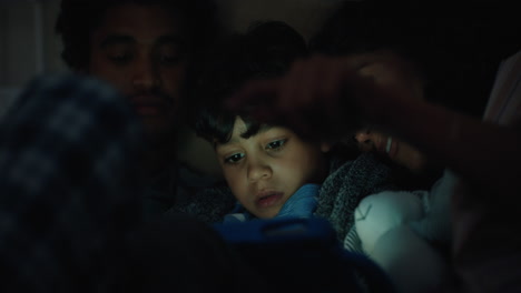niño pequeño usando una computadora tablet madre y padre felices enseñando al niño jugando juegos en la tecnología de pantalla táctil aprendiendo divirtiéndose antes de acostarse