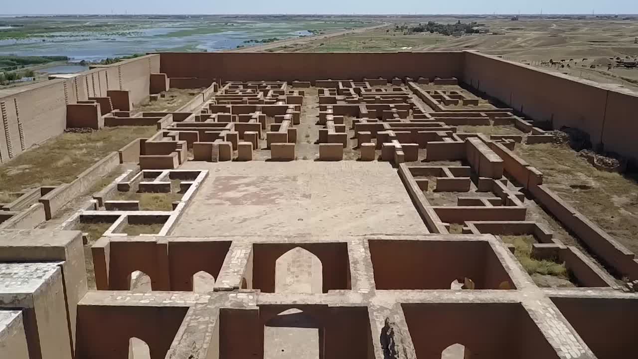 imágenes aéreas de la mezquita malwiya en samarra, irak.